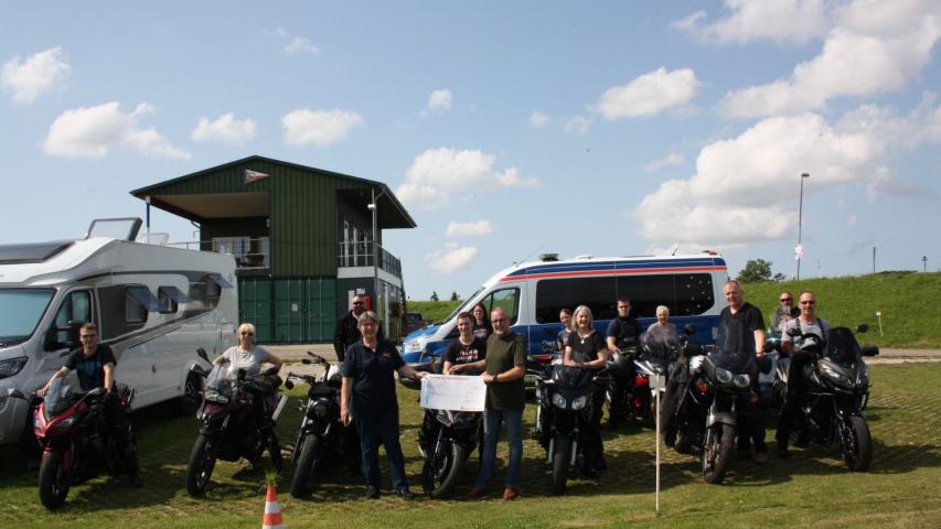 14 Biker vor dem ASB-Wünschewagen